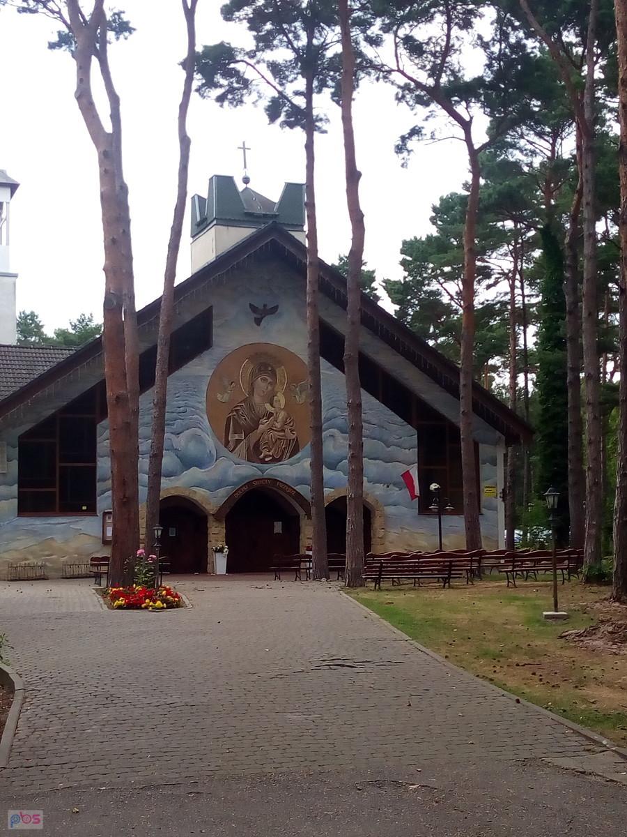Kościół z muralem Matki Bożej w lesie