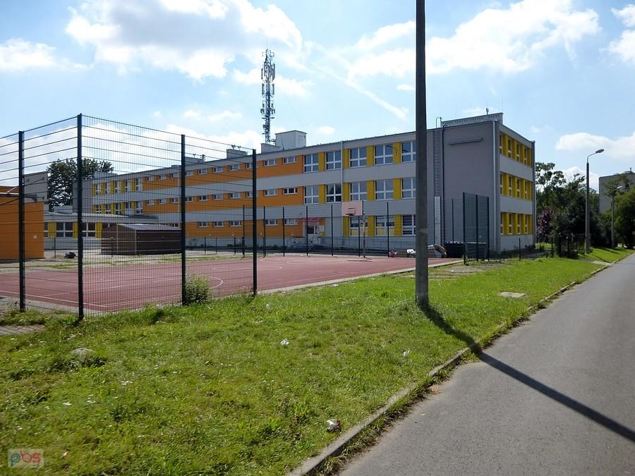Szkoła obok Czereśniowej