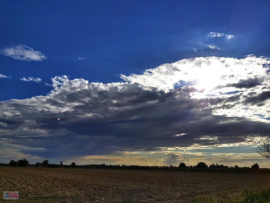 Dramatyczne niebo nad polami