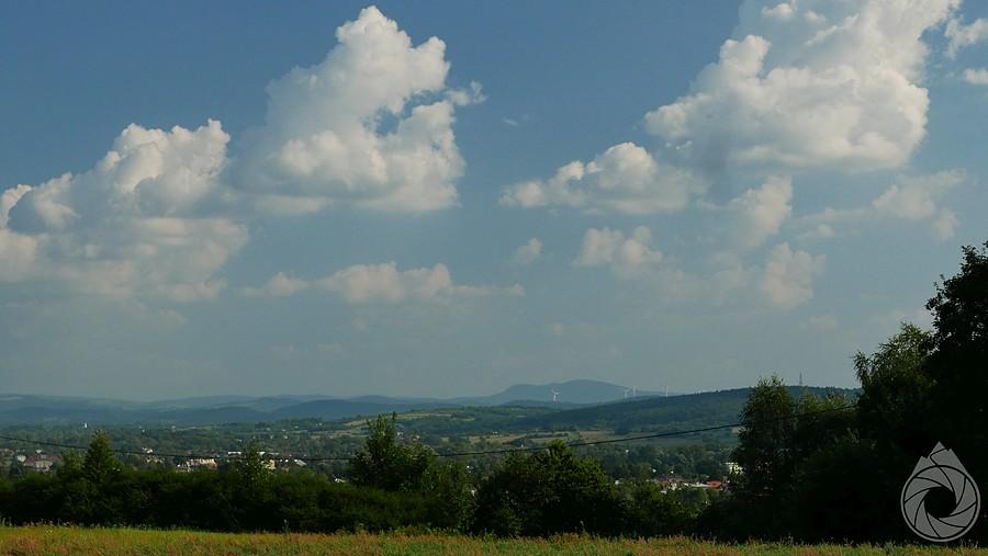 z pólnaftowych nad Jedliczem widać czasem nawet Cergową!