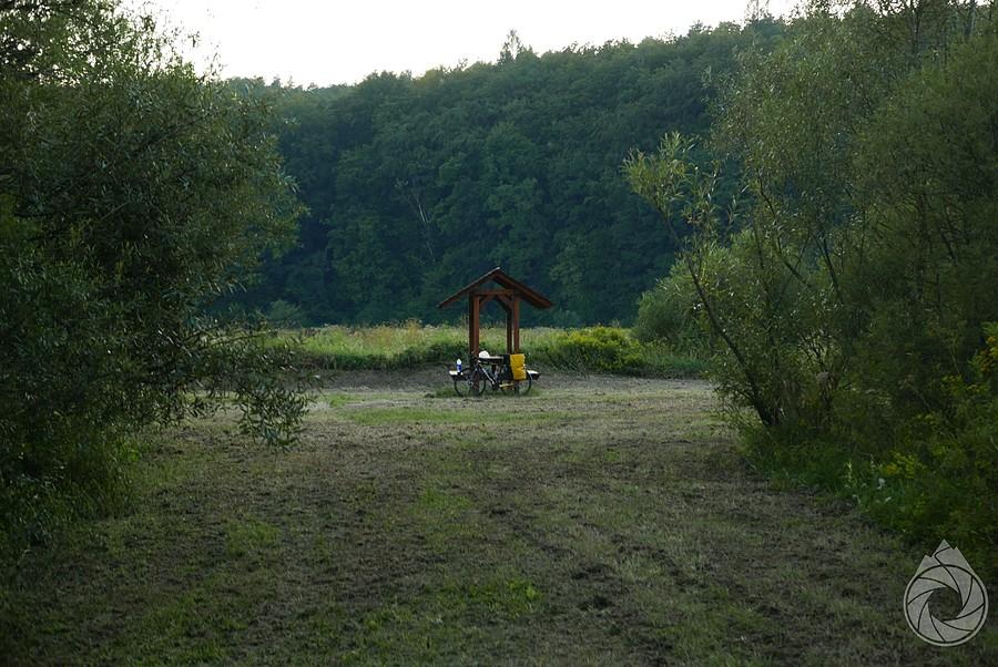 miejsce odpoczynku na lokalnej ścieżce przyrodniczej