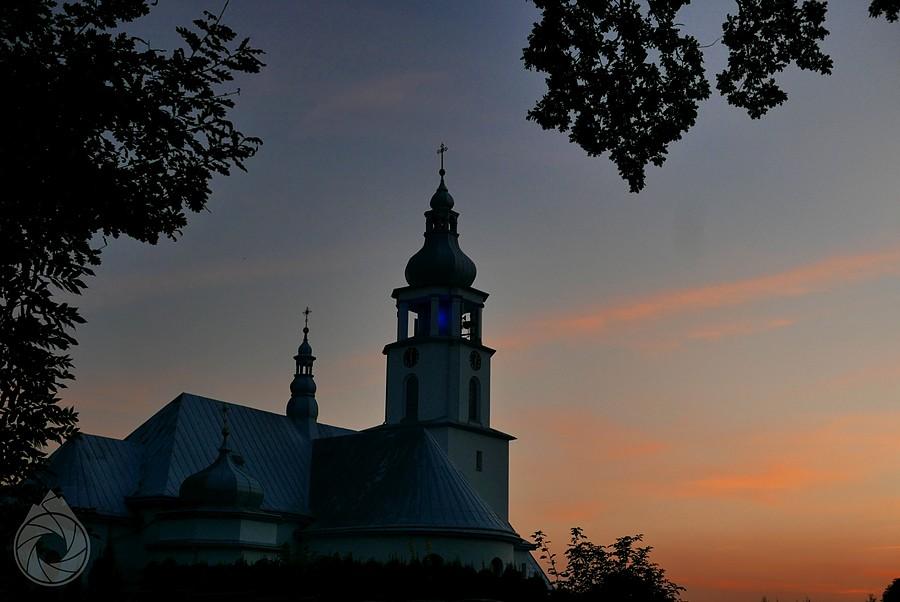 kościół w Tarnowcu po zachodzie