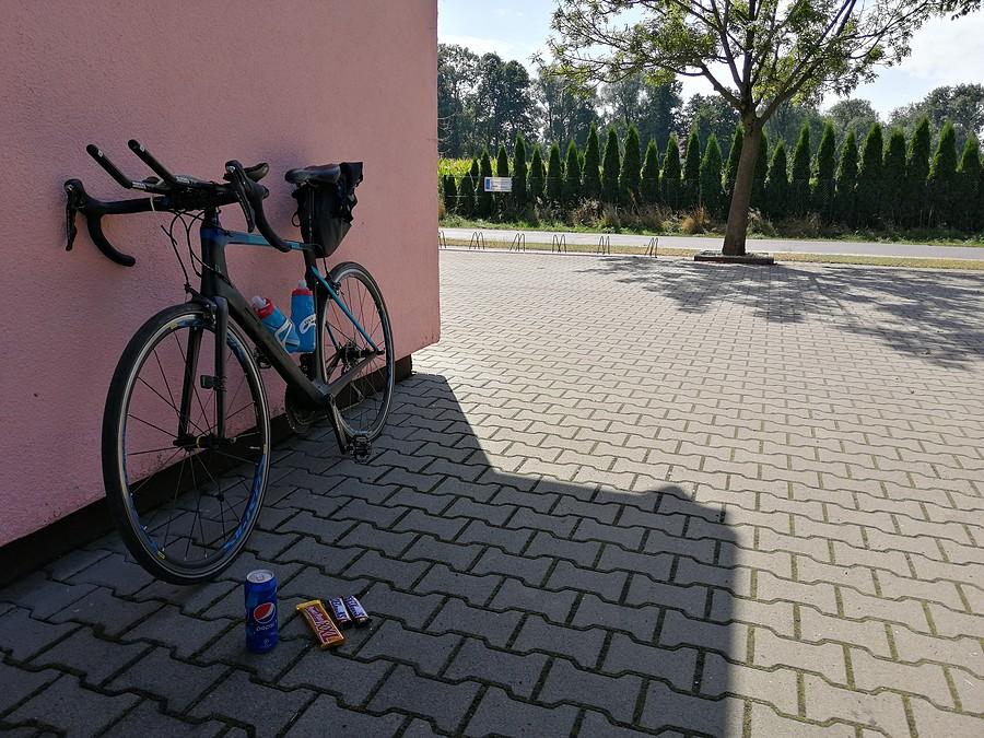 Pauza przy sklepie w Dalewie. Jak widać priorytetem jest uzupełnienie zawartości cukru :)