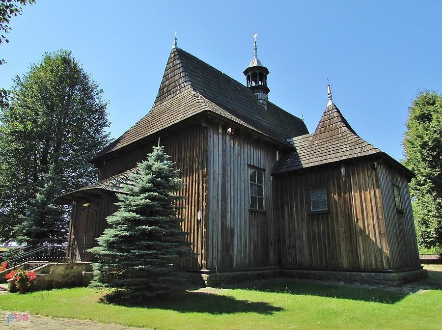 Radkowice - XVII wieczny kościółek stoi w tym miejscu dopiero 60 lat