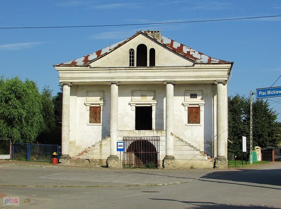 Opuszczona synagoga w Klimontowie czeka na lepsze czasy
