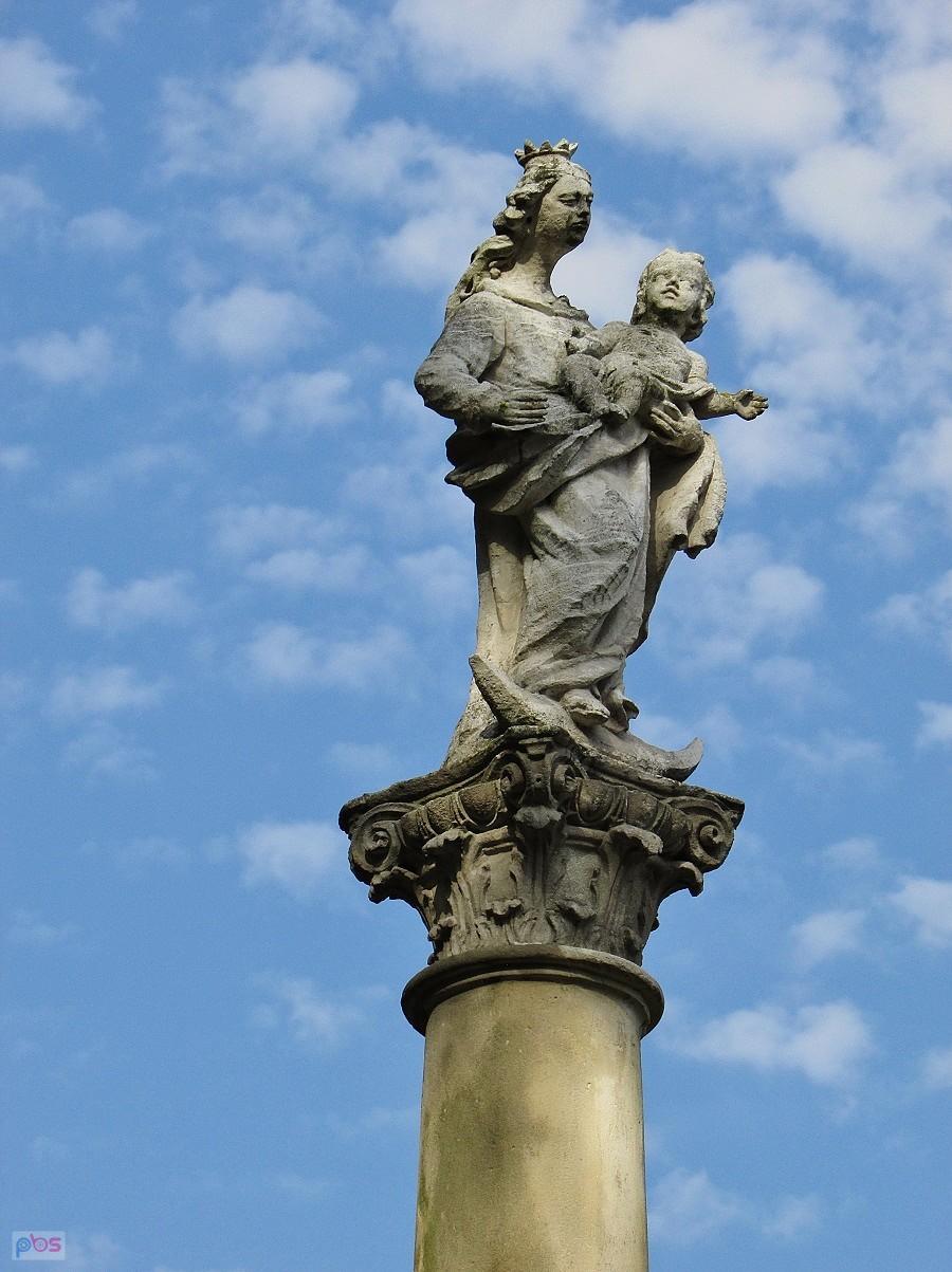 Klimontów - kolumna MB z dzieciątkiem przy klasztorze dominikanów
