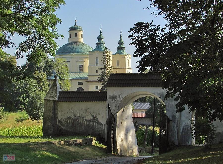Klimontów - z klasztoru dominikanów widać kolegiatę św. Józefa