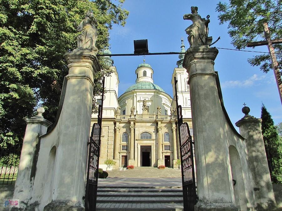 Klimontów - bramy wejściowej na teren kolegiaty strzegą wiara (z lewej) i nadzieja trzymająca kotwicę