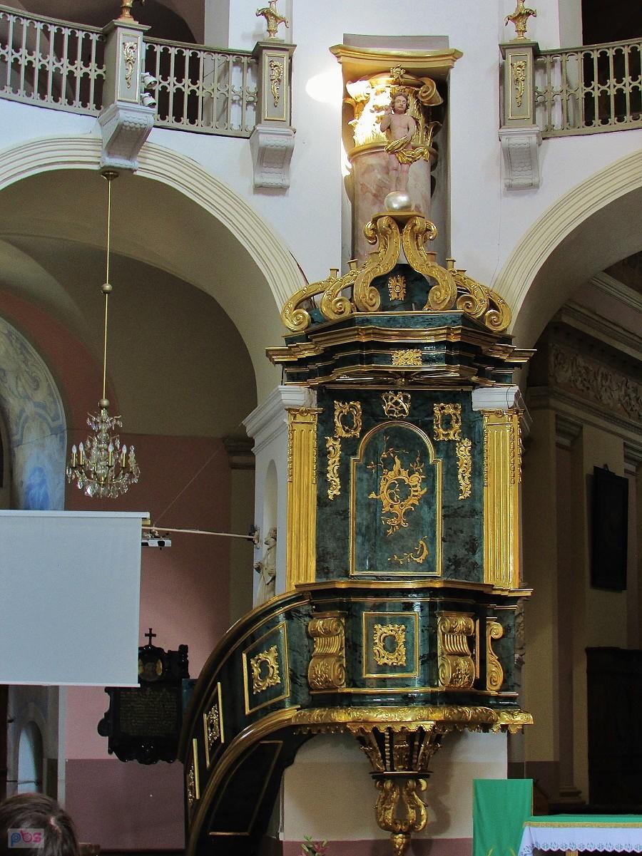 W kolegiacie klimontowskiej wyróżnia się rokokowa ambona z poł. XVIII wieku