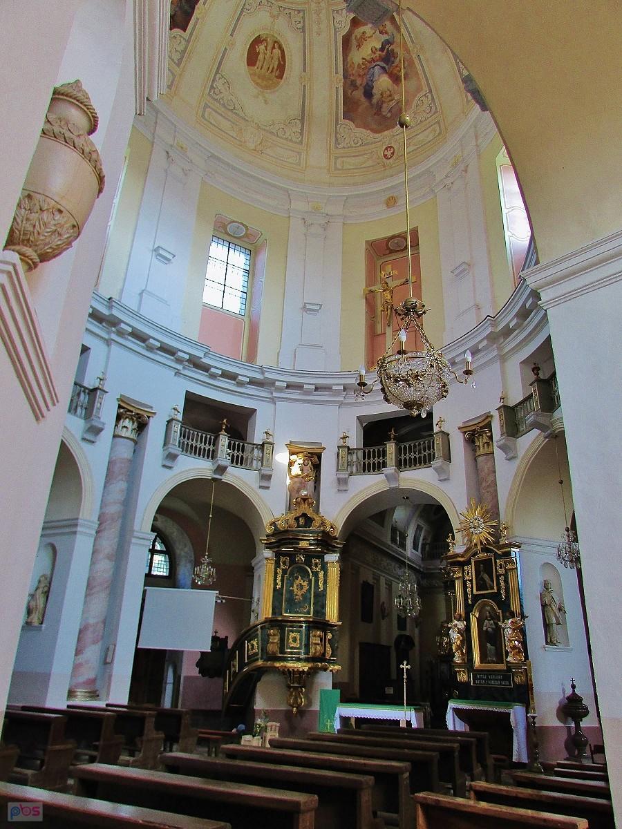 Kolegiata klimontowska to światło nawy głównej i kontrastujący z nią delikatny półmrok prezbiterium