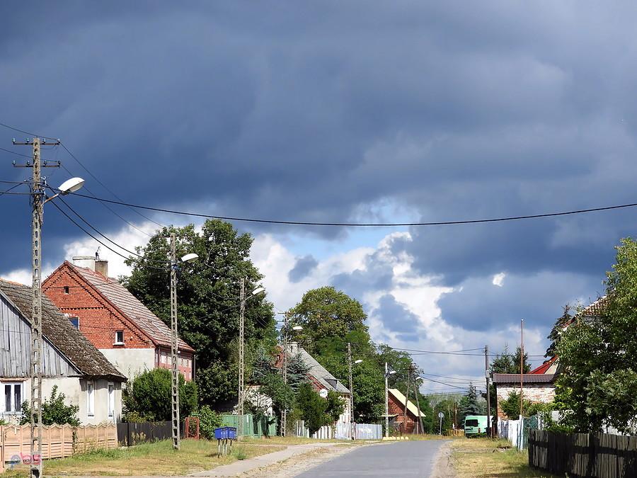 Bezdeszczowe chmury nad Trzeszczynem.