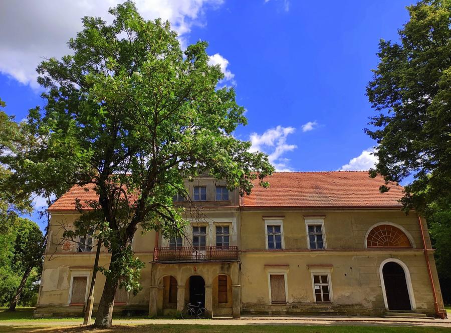 Przód dworu w Więckowicach