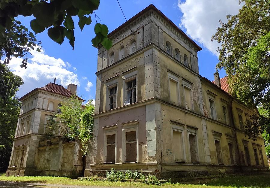 Tylna fasada dworu w Więckowicach