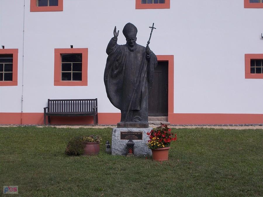 Pomnik Jana Pawła II w Klasztorze Sankt Marienthal – klasztor cysterek na Górnych Łużycach położony w pobliżu miasta Ostritz (górnołuż. Wostrowc) w jego części Marienthal nad Nysą Łużycką.