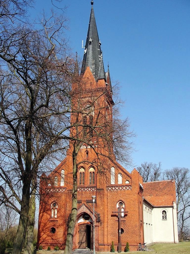 kościół ewangelicki, obecnie rzymskokatolicki parafialny pod wezwaniem św. Apostołów Piotra i Pawła, z 1853 roku w Lemierzycach