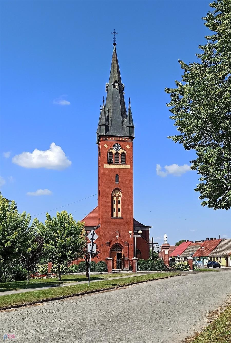 Kościół w Trzcielu z neogotycką 42 m wieżą