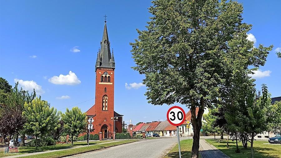 Plac Wolności w Trzcielu zabudowany parterowymi domami z XIX i pocz. XX w.