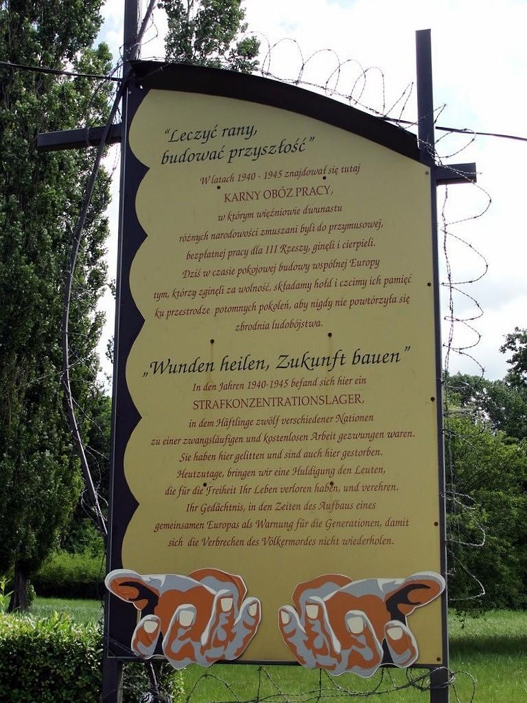 Inskrypcja w miejscu gdzie w 1940-1945 r. znajdował się karny obóz pracy - Świecko