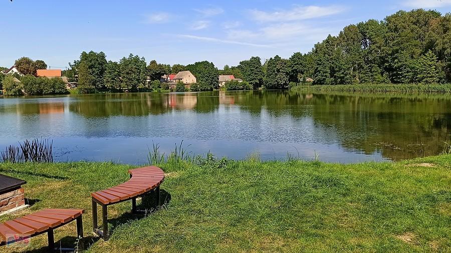 Położone w centrum wsi Jezioro Dormowskie Małe