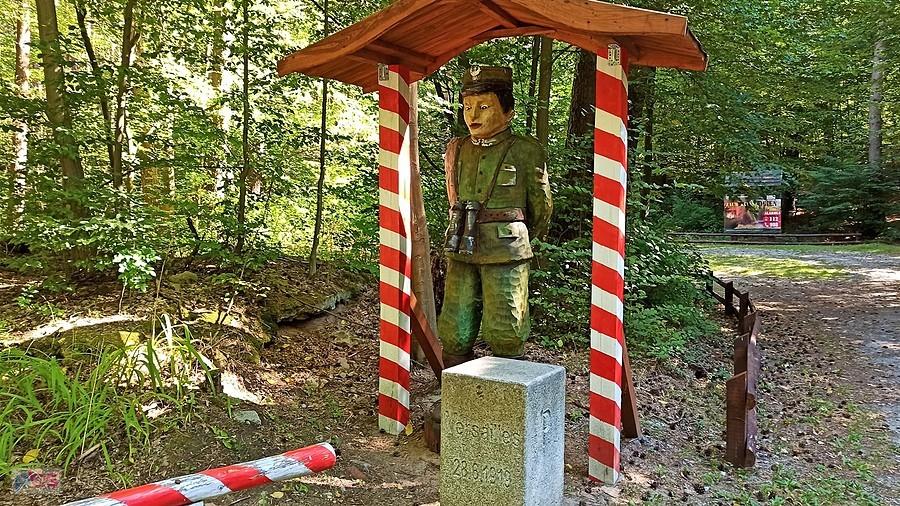 Dawna granica polsko-niemiecka na drodze między Pszczewem a Silną.