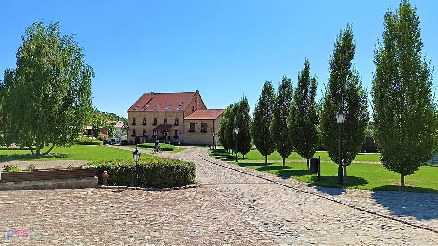 Folwark w Pszczewie. Obecnie Gospodarstwo Agroturystyczne Folwark Pszczew. Na zdjęciu budynek dawnej gorzelni.
