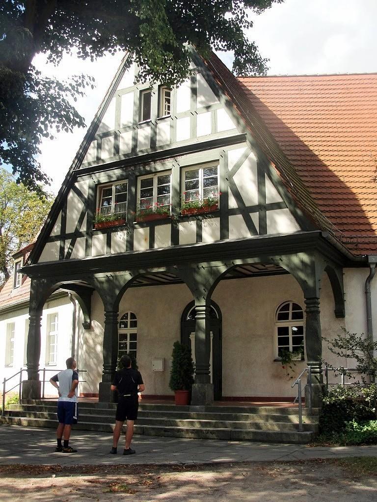Dawny ratusz i szkoła z 1913 r. w Kliestow