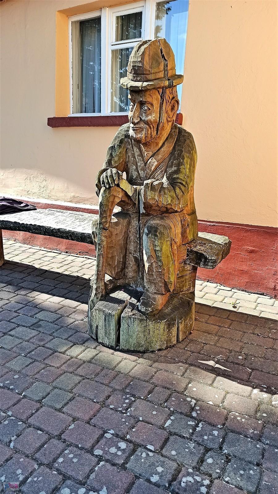 Poplenerowa rzeźba na pszczewskim Rynku.