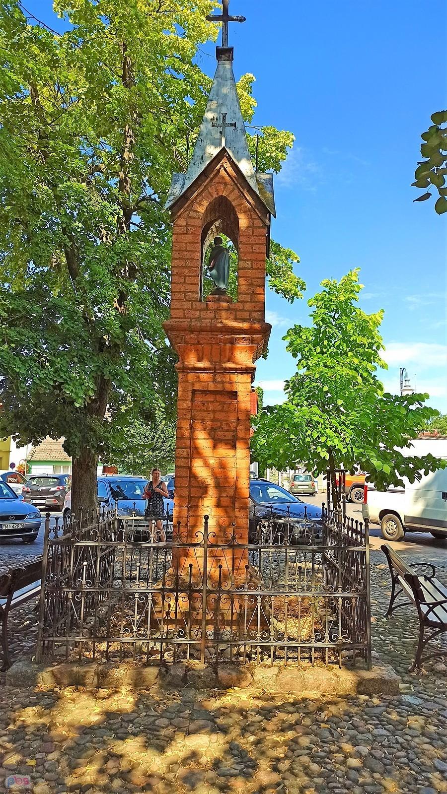 Pszczew - Rynek. Kapliczka z figurką św. Wojciecha z XVIII w.