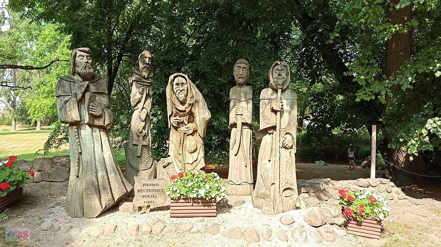 Drewniane rzeźby Pierwszych Męczenników Polski przed zamkiem w Międzyrzeczu