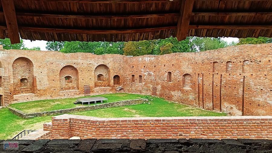 Zamek w Międzyrzeczu. Widok z bastei na dziedziniec