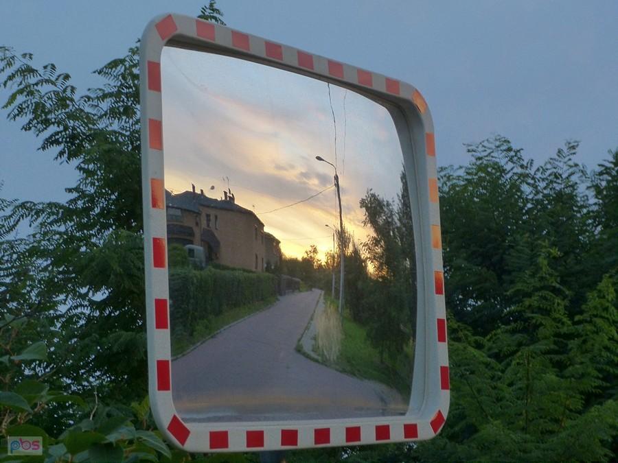 Drobna w lustrze