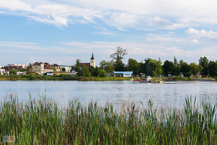 Widok z brzegu po północnej stronie - widoczny kościół Św. Michała Archanioła i przystań