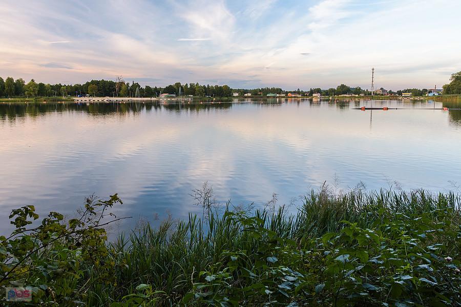 Po lewej stronie widoczna jest powstała w tym roku plaża