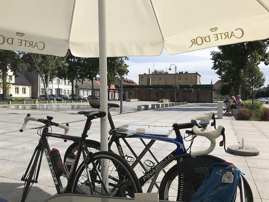 na rynku w Rogoźnie / mają tu całkiem dobre lody...