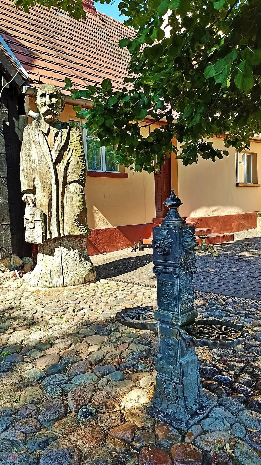 Figura Feliksa Paździorka, szewca oraz pierwszego i ostatniego burmistrza Pszczewa