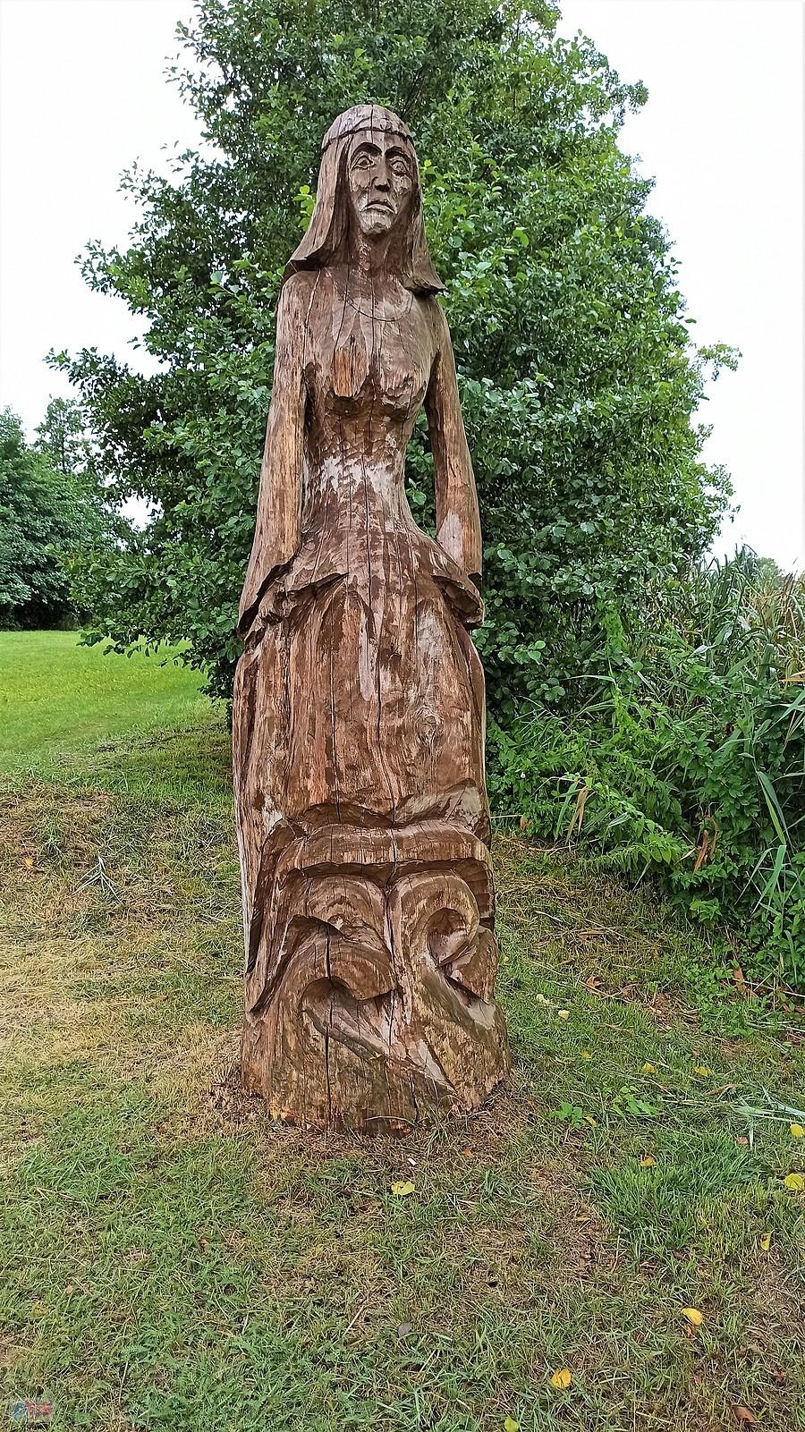 Figura legendarnej Katarzyny, mieszkanki grodziska, która straciła życie w falach jeziora, bo nie chciała za męża rycerza wybranego przez ojca.