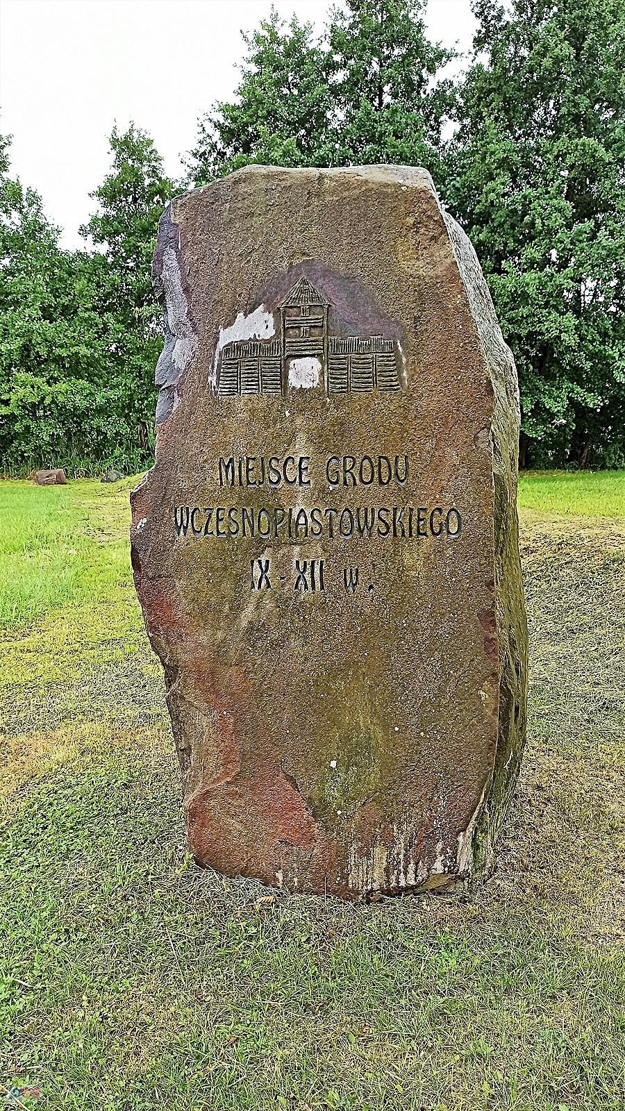 Głaz na Półwyspie Katarzyna nad jeziorem Kochle (Pszczewskim)