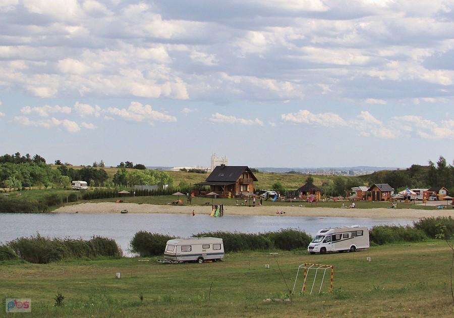 Widok na kemping "Podkowa" z zakładami gipsowymi w tle