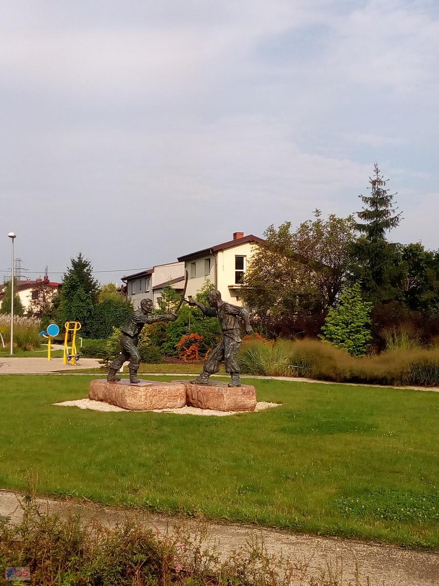 I dwaj panowie walczący szablami..do sprawdzenia następnym razem, kto to i dlaczego tu stoją