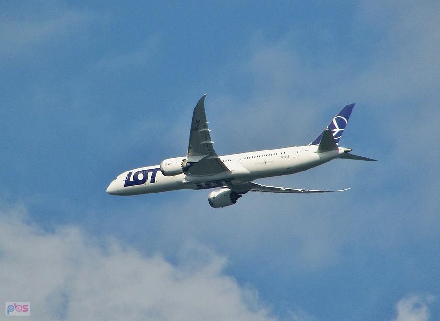 Dreamliner z Delhi podchodzi do lądowania na Okęciu