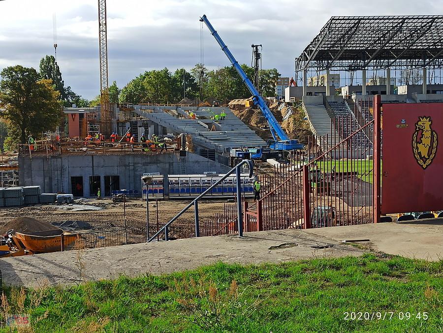 Na stadionie trwa budowa nowej trybuny.
