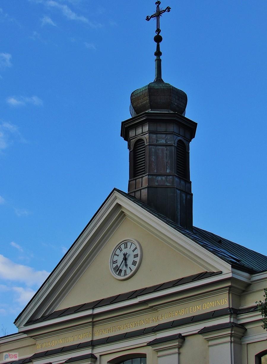 Tympanon z zegarem i sygnaturka u Bonifratrów