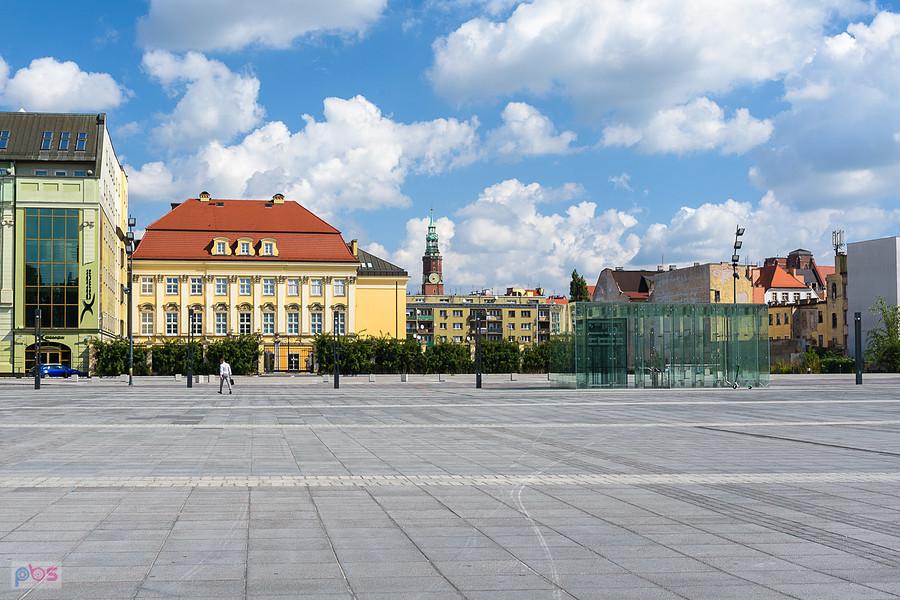 Plac Wolności, jasny budynek to Pałac Królewski, a dalej widać wieżę Starego Ratusza