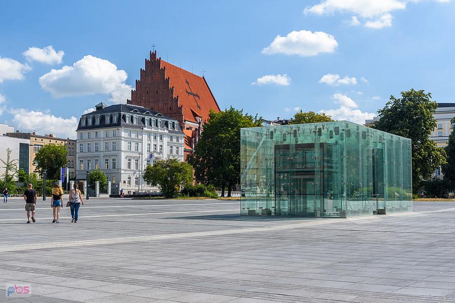 Plac Wolności - biały budynek to Max Born Forum, za nim kościół Świętych Stanisława Doroty i Wacława.