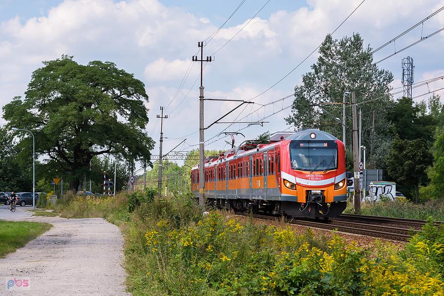 Szlak: Wrocław Pracze - Wrocław Kuźniki, linia D29-273. EN57AL-2105 jako poc. R 76406/7 relacji: Zielona Góra Główna - Międzylesie.