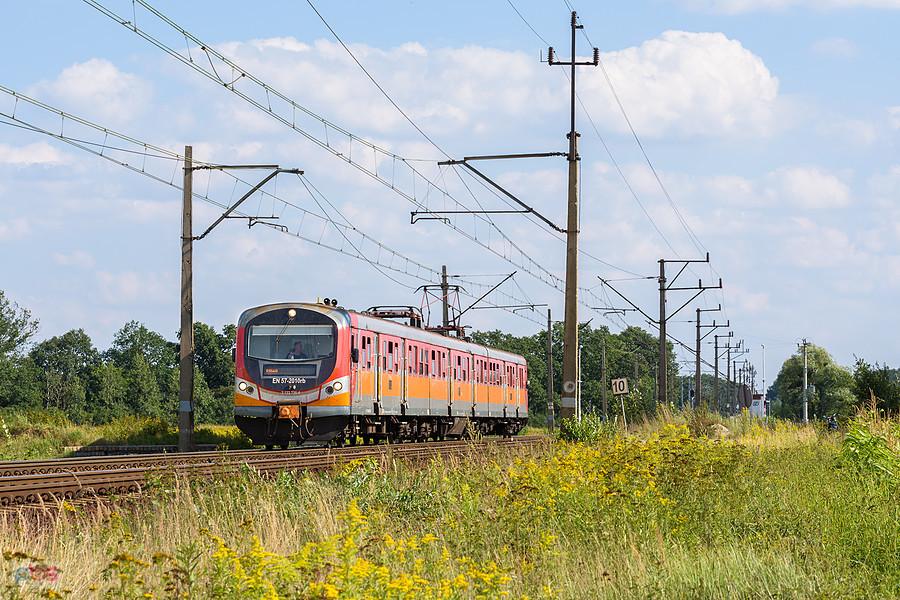 Szlak: Wrocław Pracze - Brzezinka Średzka, linia D29-273. EN57-2010 jako poc. R 66449 relacji: Wrocław Główny - Wołów mija tereny obok osiedla Marszowice.