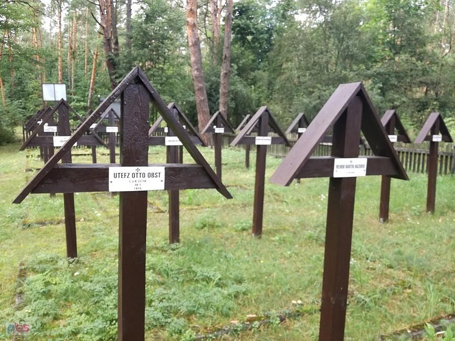 Cmentarz niemiecko -rosyjski z pierwszej wojny , choć na tabliczkach nazwiska głównie niemiecko, niektóre polsko i jedna wegiersko brzmiąca.