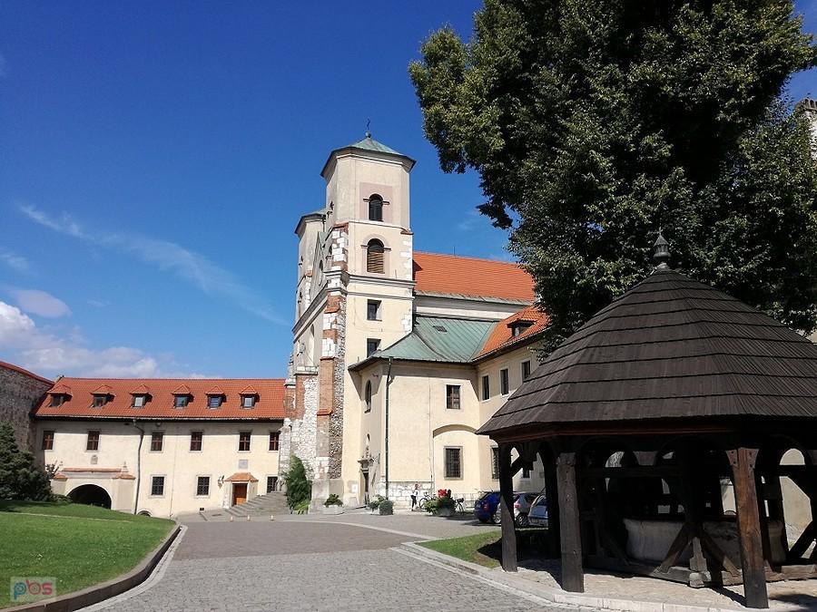 Na dziedzińcu opactwa tynieckiego, najstarszego w Polsce. Brat Leon jeszcze żyje.