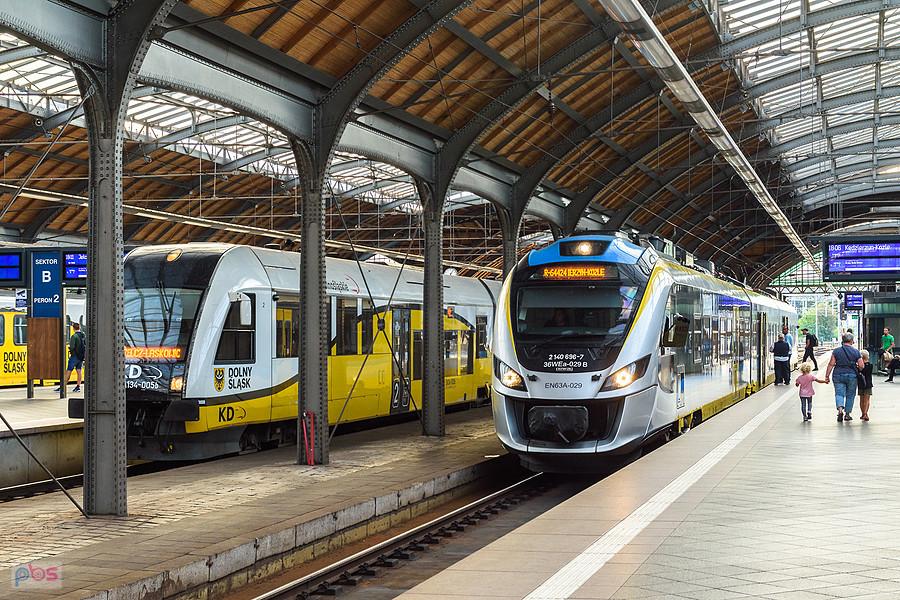 36WEa-029 jako poc. Regio 64424 relacji: Wrocław Główny - Kędzierzyn-Koźle oczekuje na odjazd ze stacji początkowej.