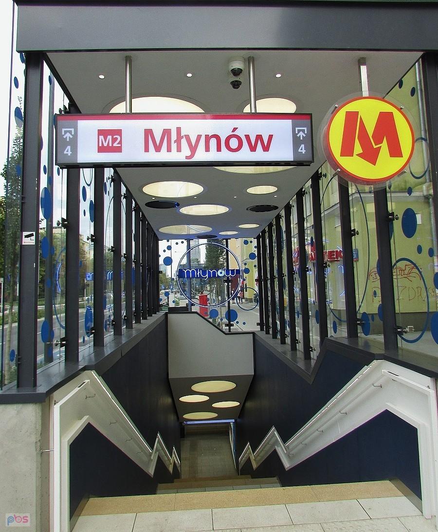 Wejście do stacji metra Młynów